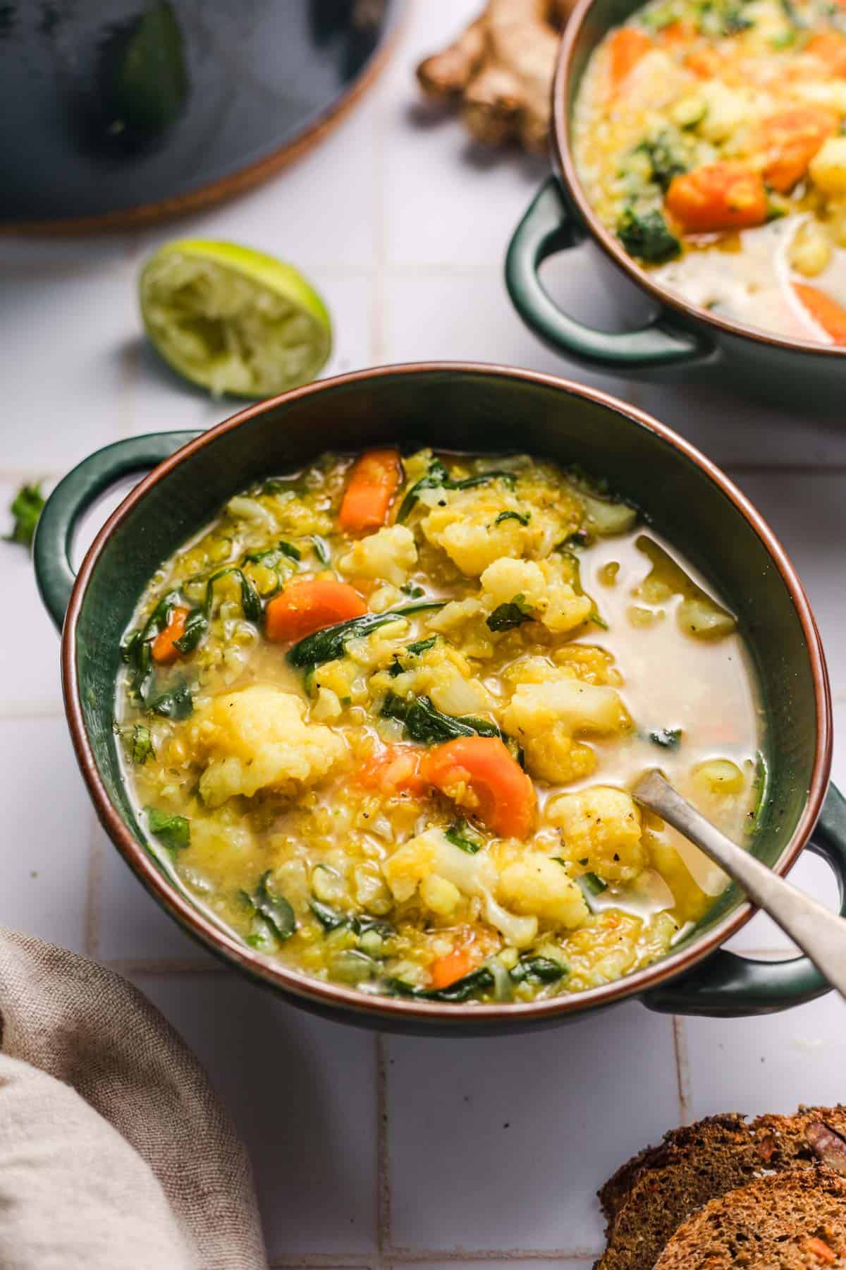 gesunde suppe mit gemüse und roten linsen
