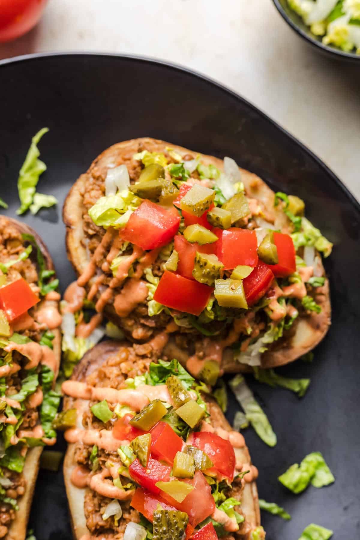 vegetarisch gefüllte air fryer kartoffeln mit sauce