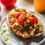 ofenkartoffeln mit veganer burger füllung und burger sauce