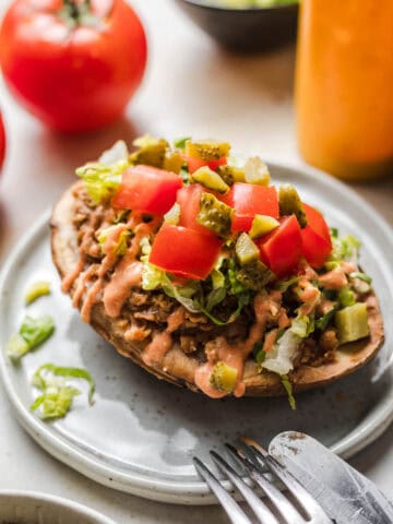 ofenkartoffeln mit veganer burger füllung und burger sauce
