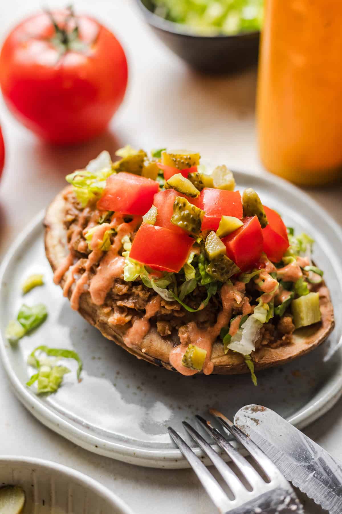 ofenkartoffeln mit veganer burger füllung und burger sauce